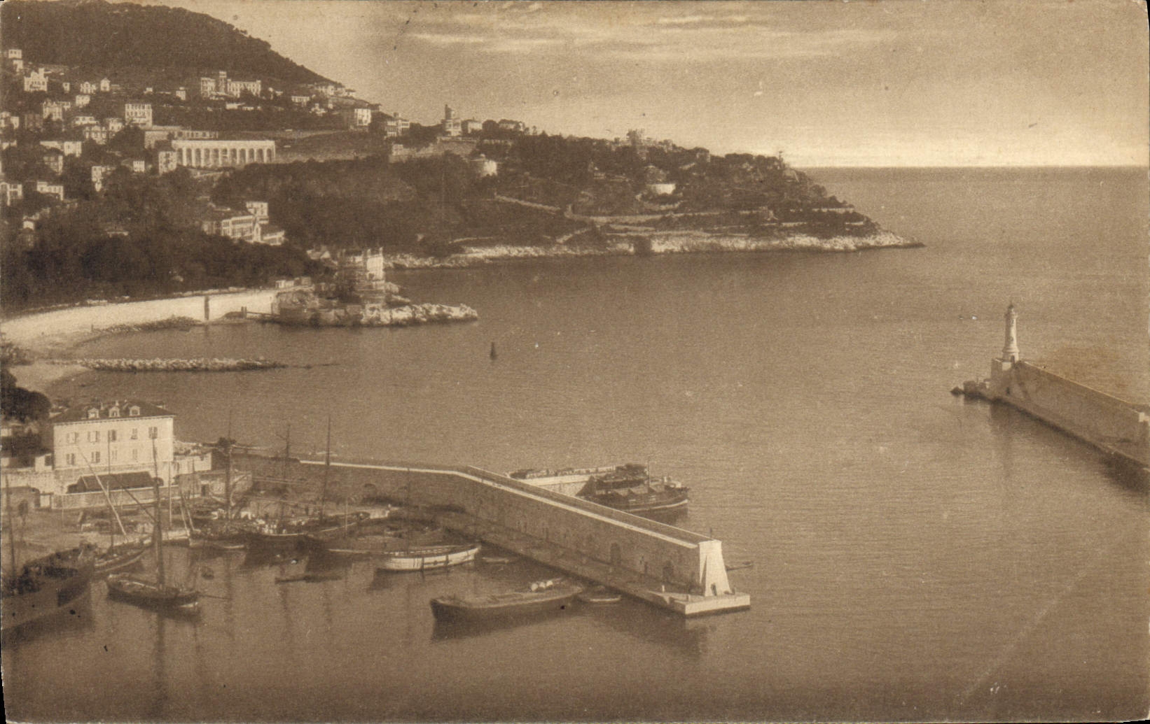 CPA Nice Le Port et le Mont Boron Bateaux