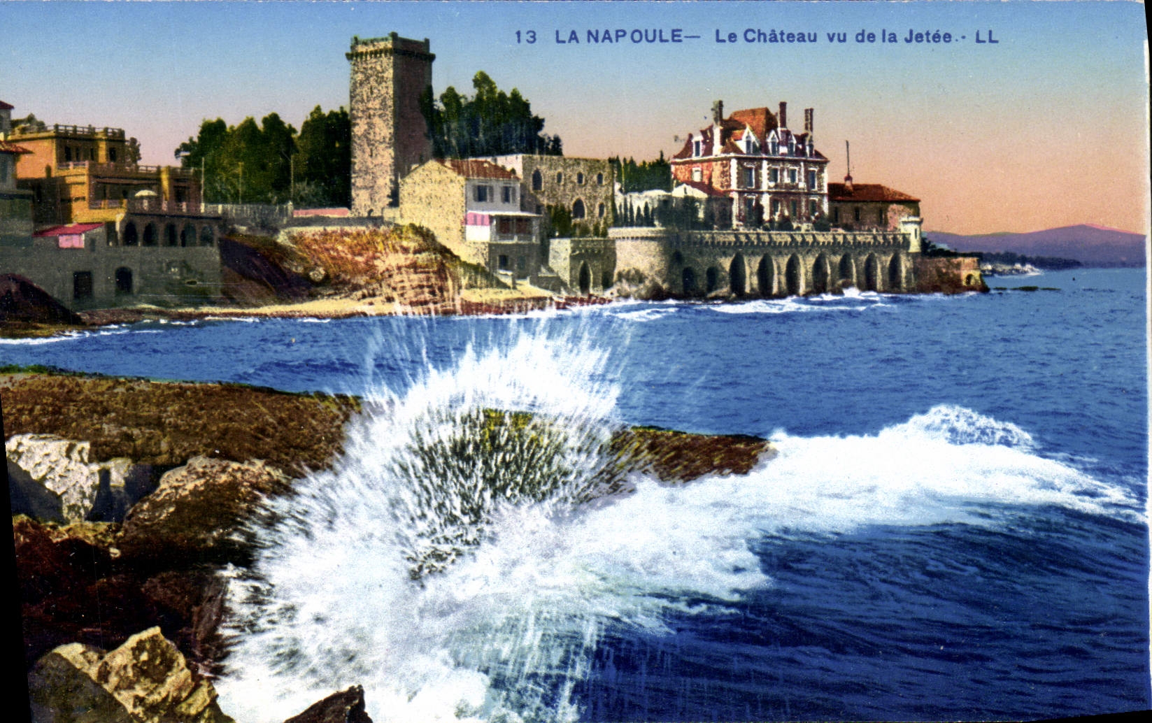 CPM La Napoule Le Chateau Vue de la Jetee