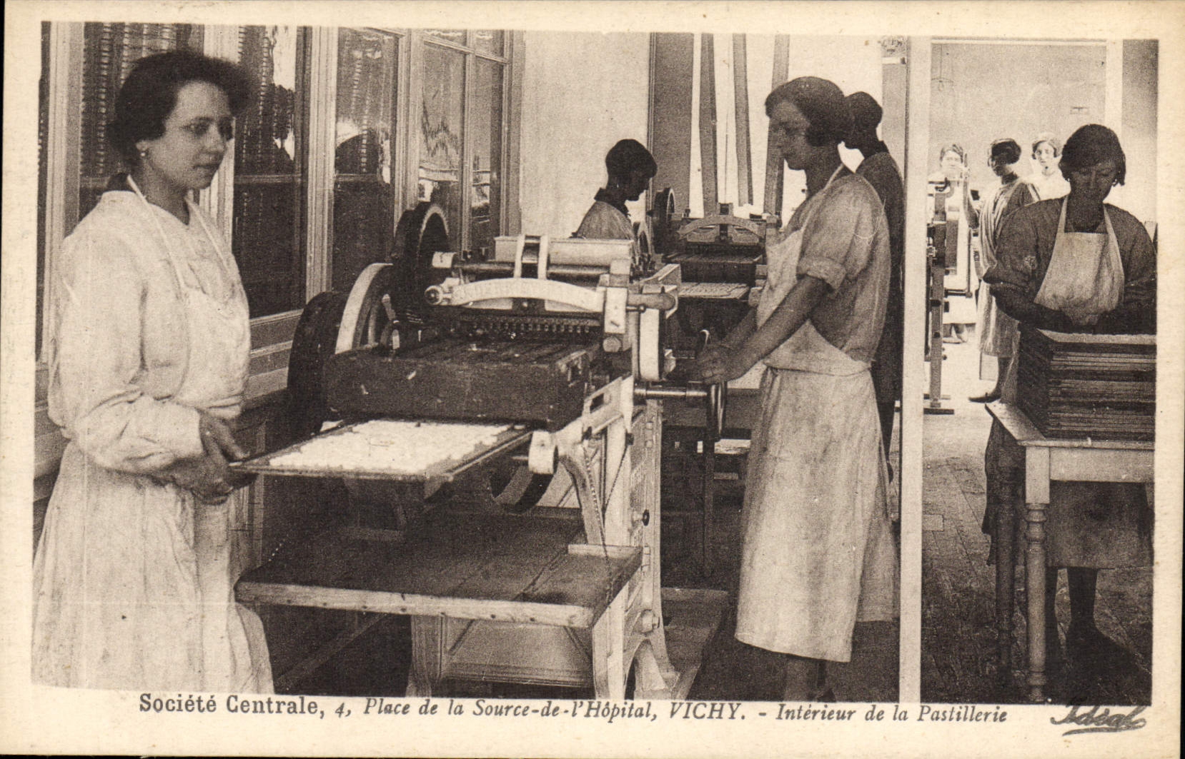 CPA Thermalisme Societe centrale Place de la Source de l'hopital Vichy Interieur de la Pastillerie