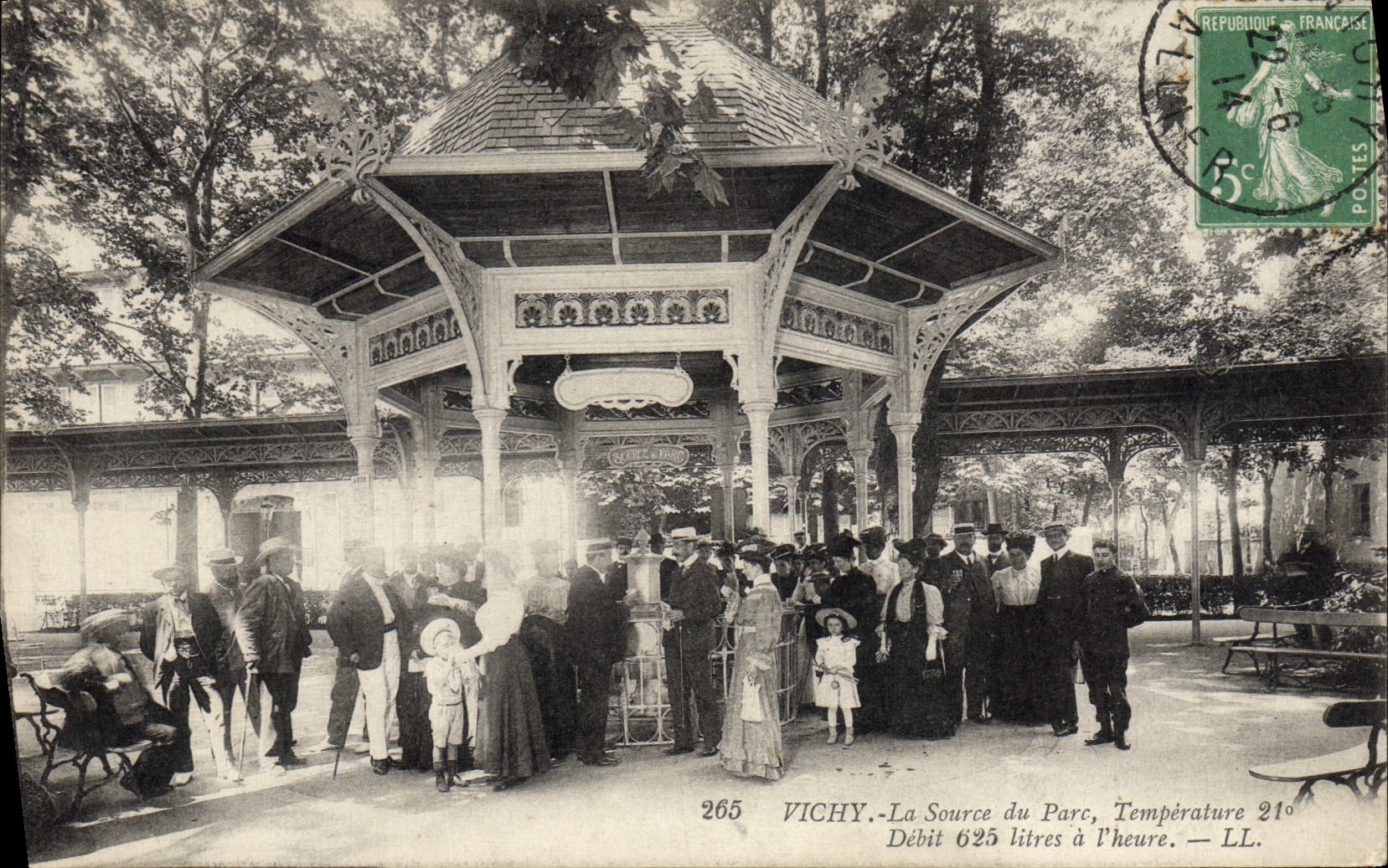CPA Thermalisme Vichy La source du parc 