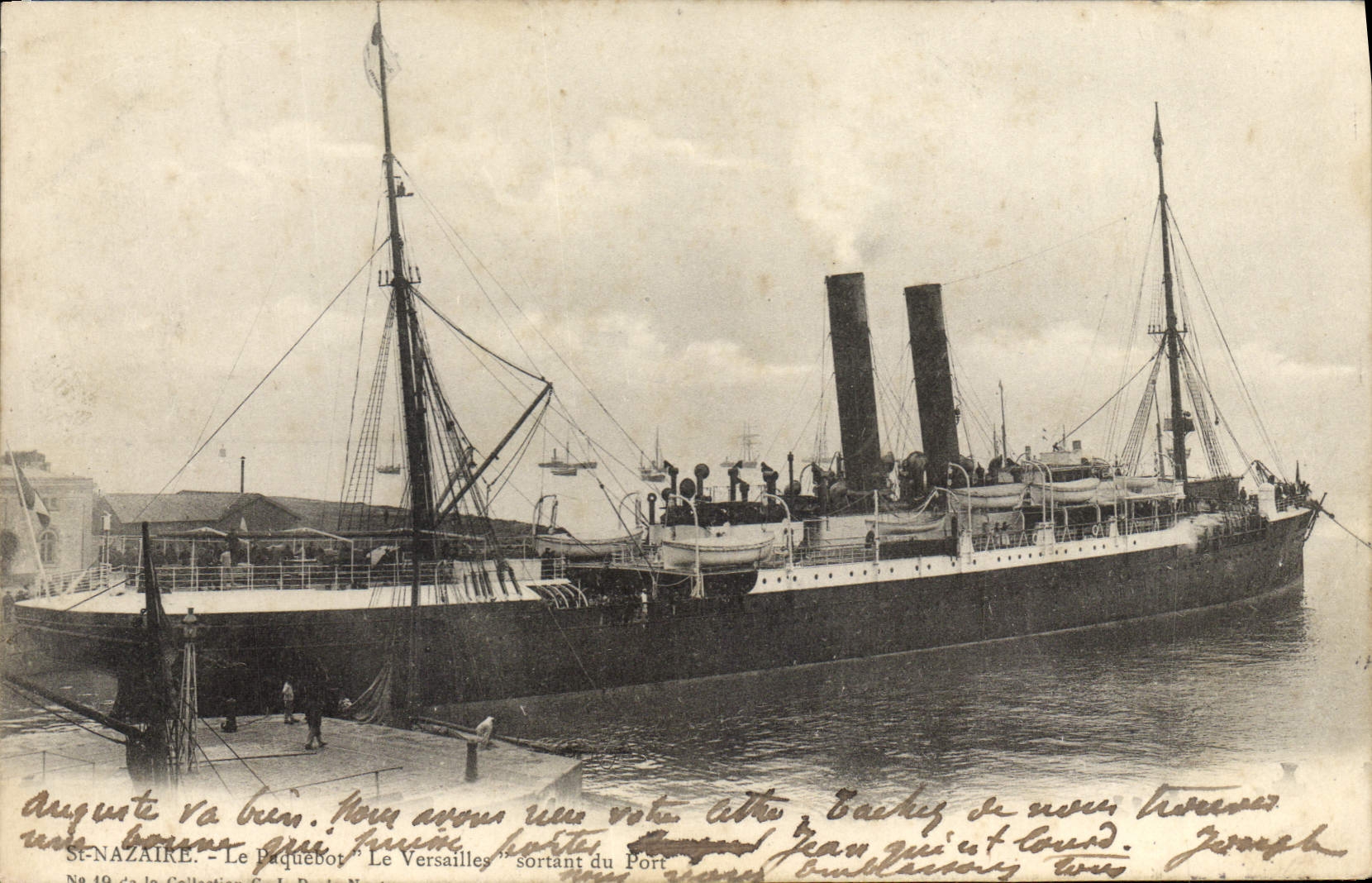 CPA Bateau Paquebot Saint Nazaire Le paquebot Le Versailles sortant du port