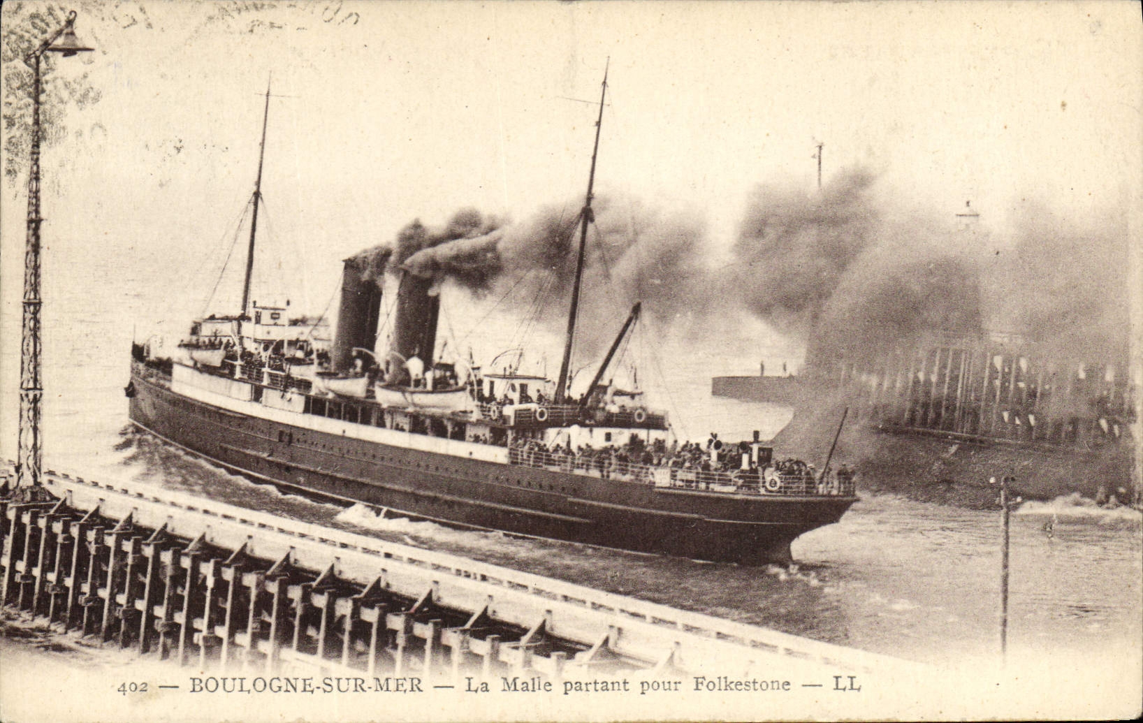 VINTAGE POSTCARD Boulogne Boat on sea the trunk leaving for Folkestone