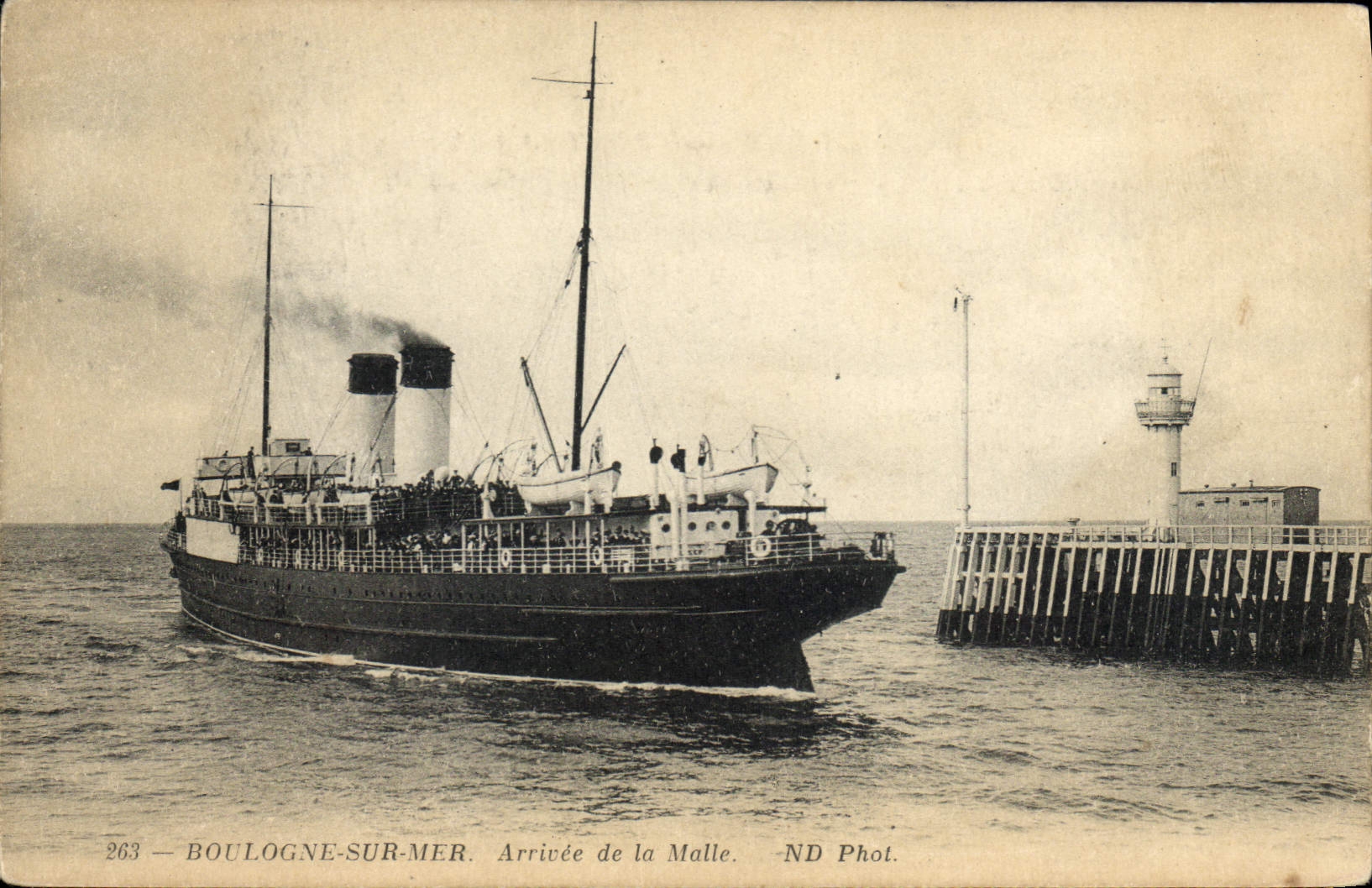 CPA Bateau Paquebot Boulogne sur Mer Arrivee de la malle 