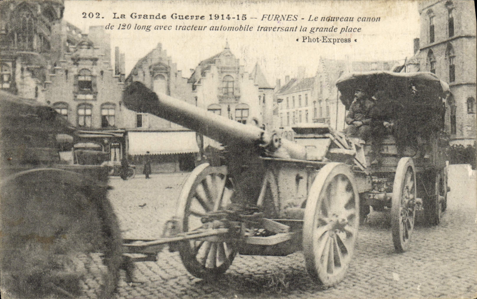 CPA Militaria Furnes Le nouveau canon de 120 long avec tracteur automobile traversant la grand place 