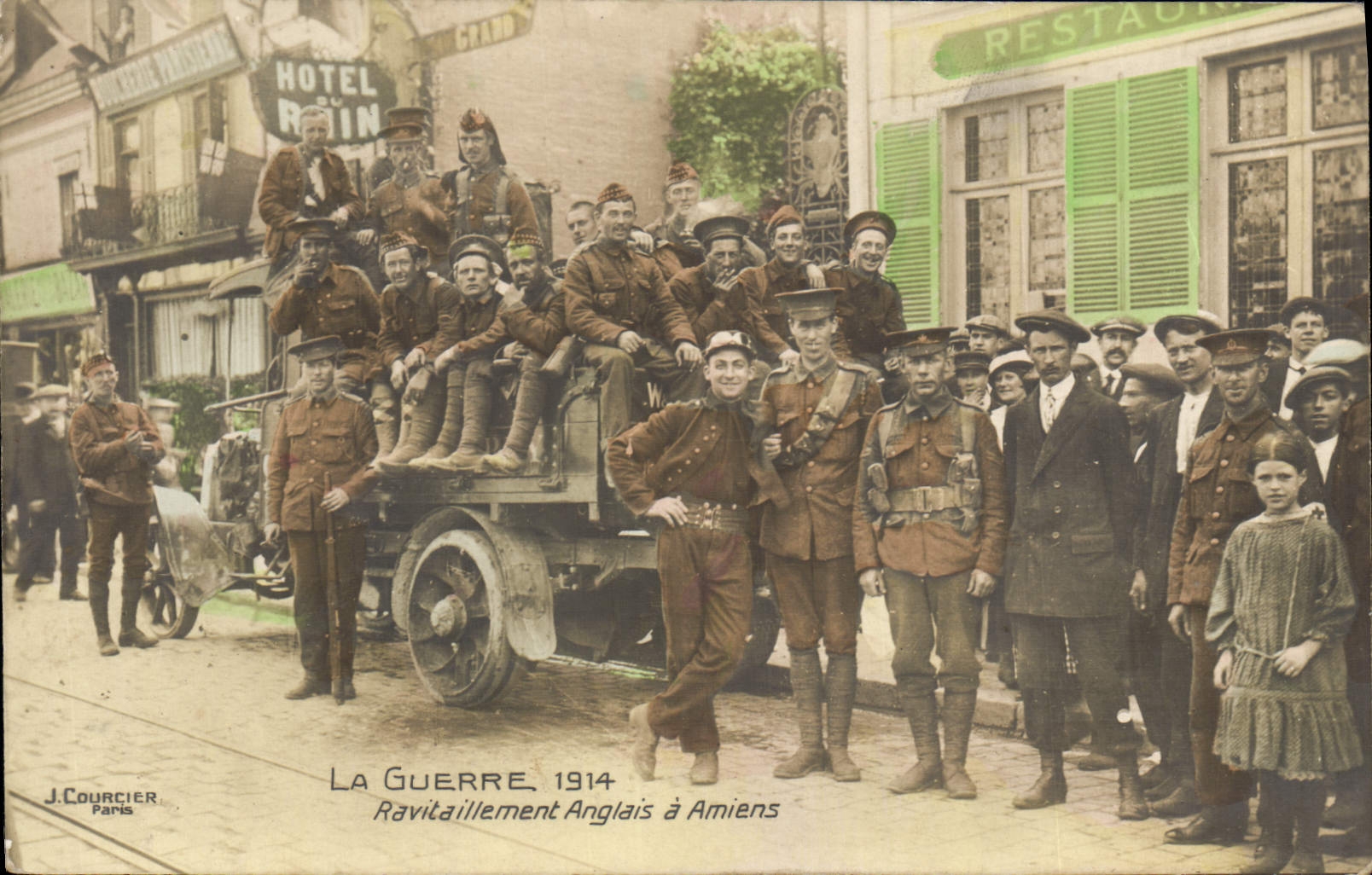 CPA Militaria Ravitaillement anglais a Amiens