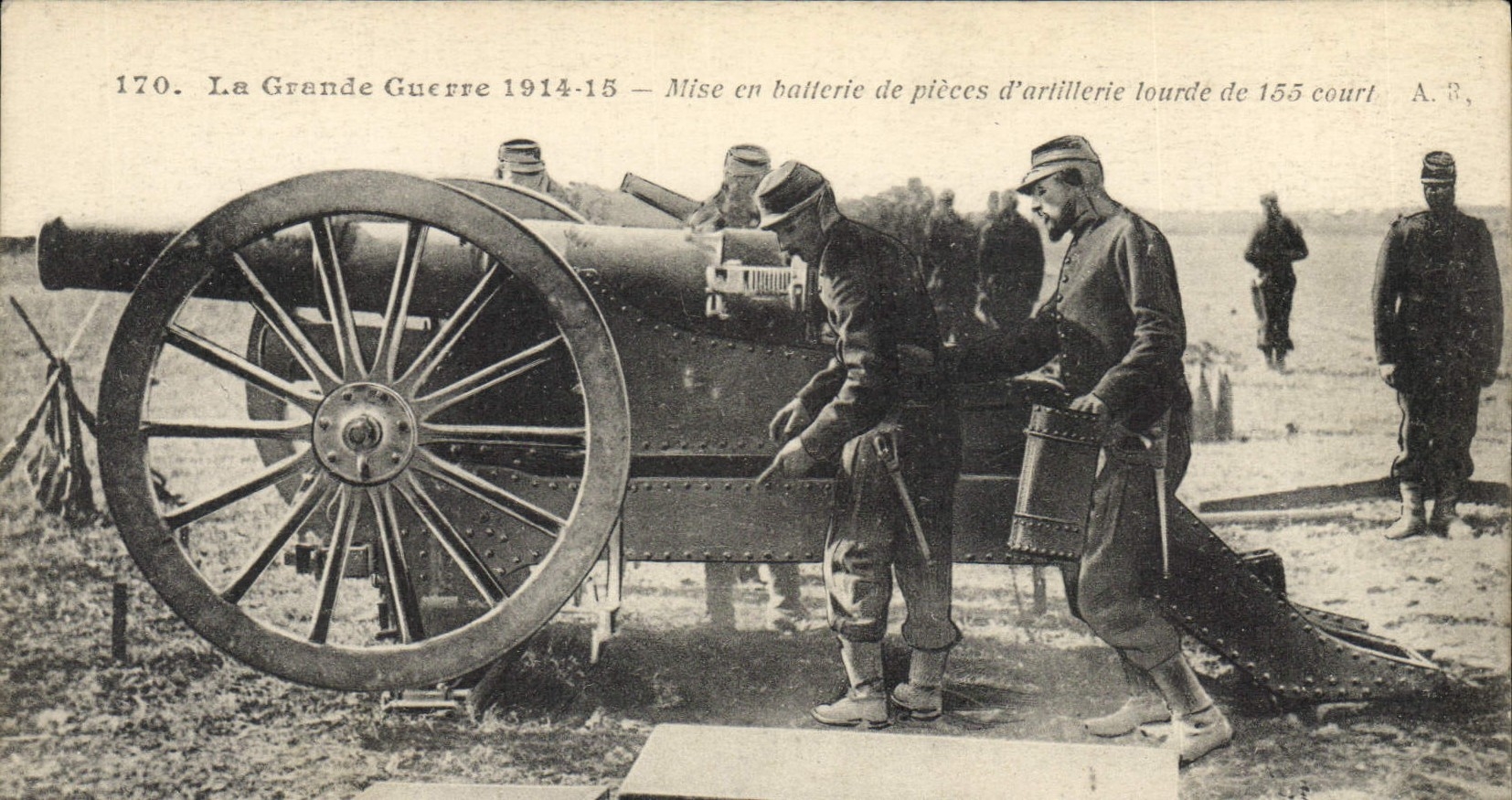 CPA Militaria Mise en batterie de pieces d'artillerie lourde de 155 court 