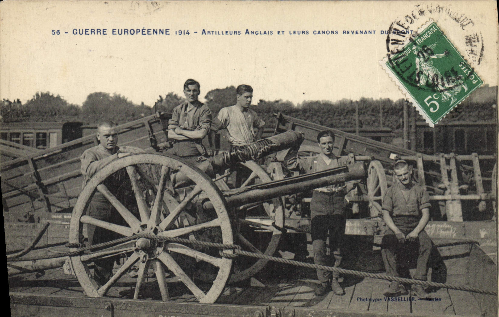 CPA Militaria Artilleurs anglais et leurs canons revenant du front