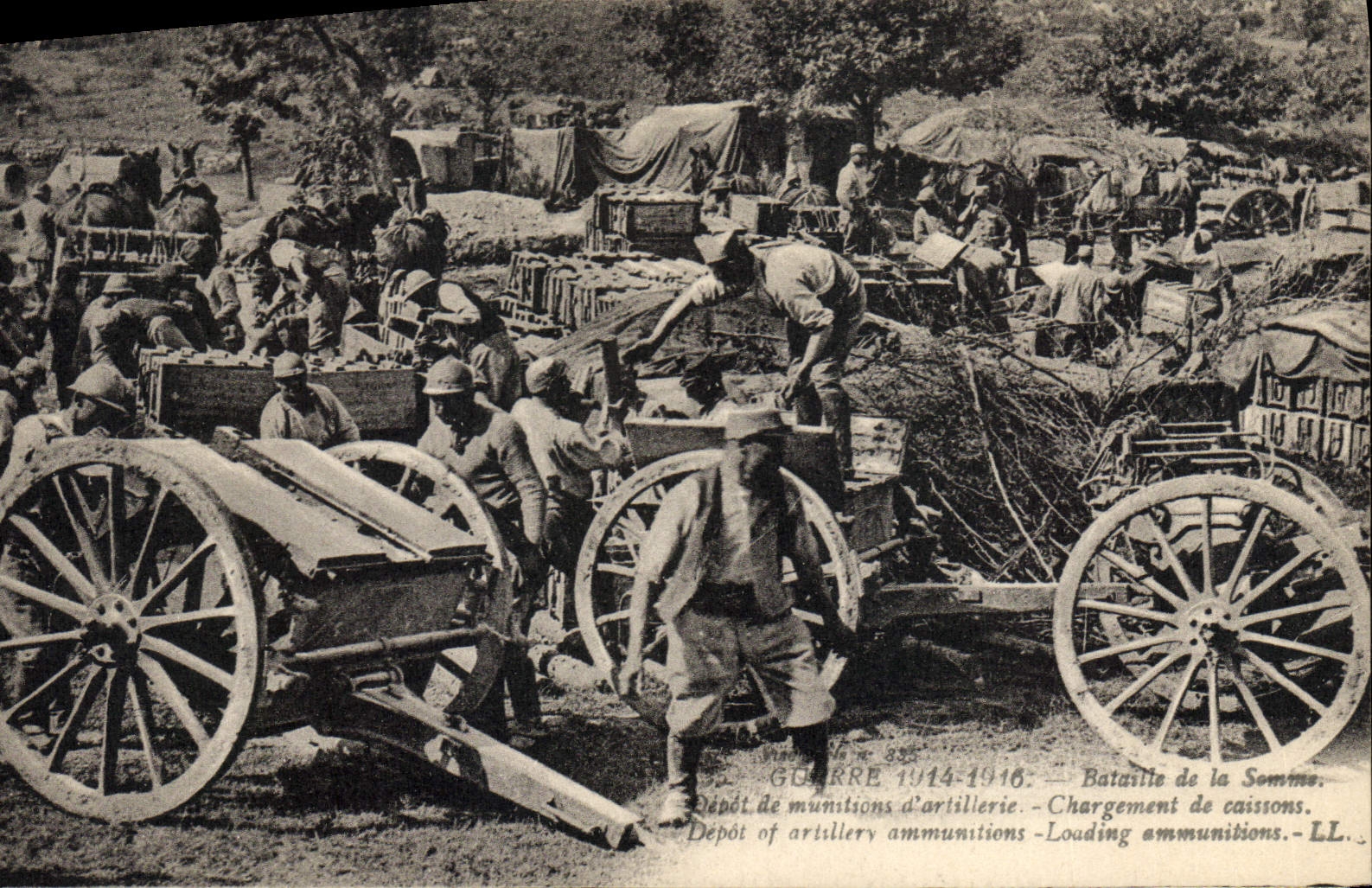 CPA Militaria Bataille de la Somme Depot de munitions d'artillerie Chargement de caissons