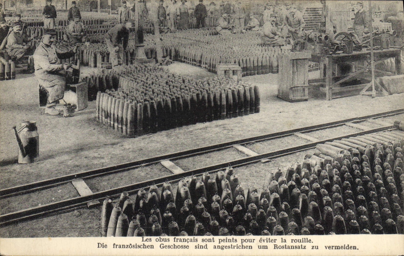 CPA Militaria Les obus francais sont peints pour eviter la rouille