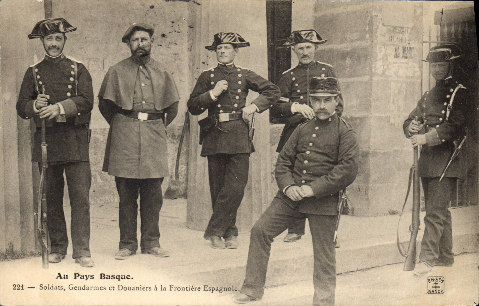 CPA Folklore Au pays basque Soldats Gendarmes et douaniers de la Frontiere Espagnole