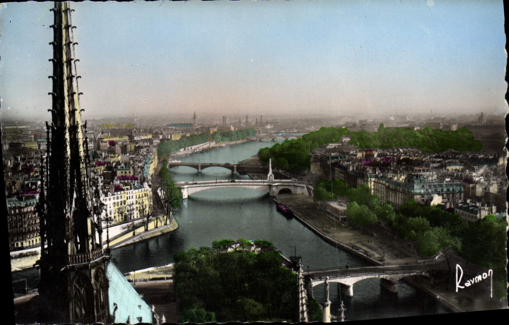 CPM Paris La Fleche de Notre Dame et les courbes de la Seine