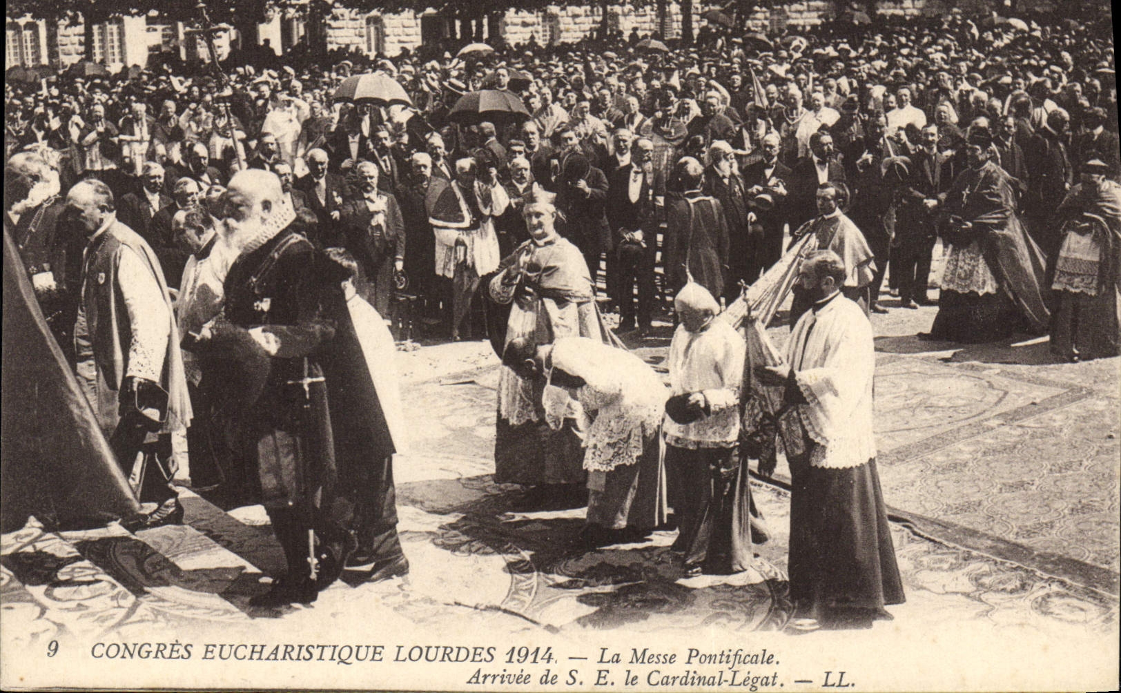 CPA Congres eucharistique Lourdes 1914 La messe pontificale Arrivee de SE le cardinal Legat