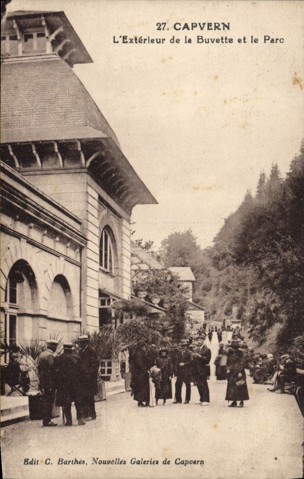 CPA Thermalisme Capvern l'exterieur de la buvette et le parc