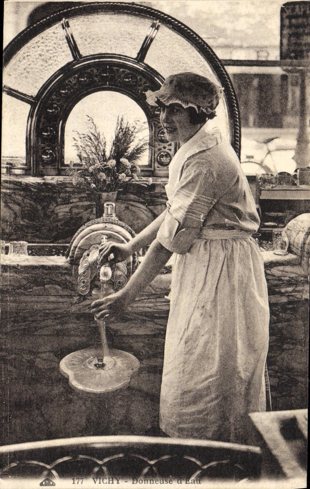 VINTAGE POSTCARD Hydrotherapy Vichy Donneuse of water