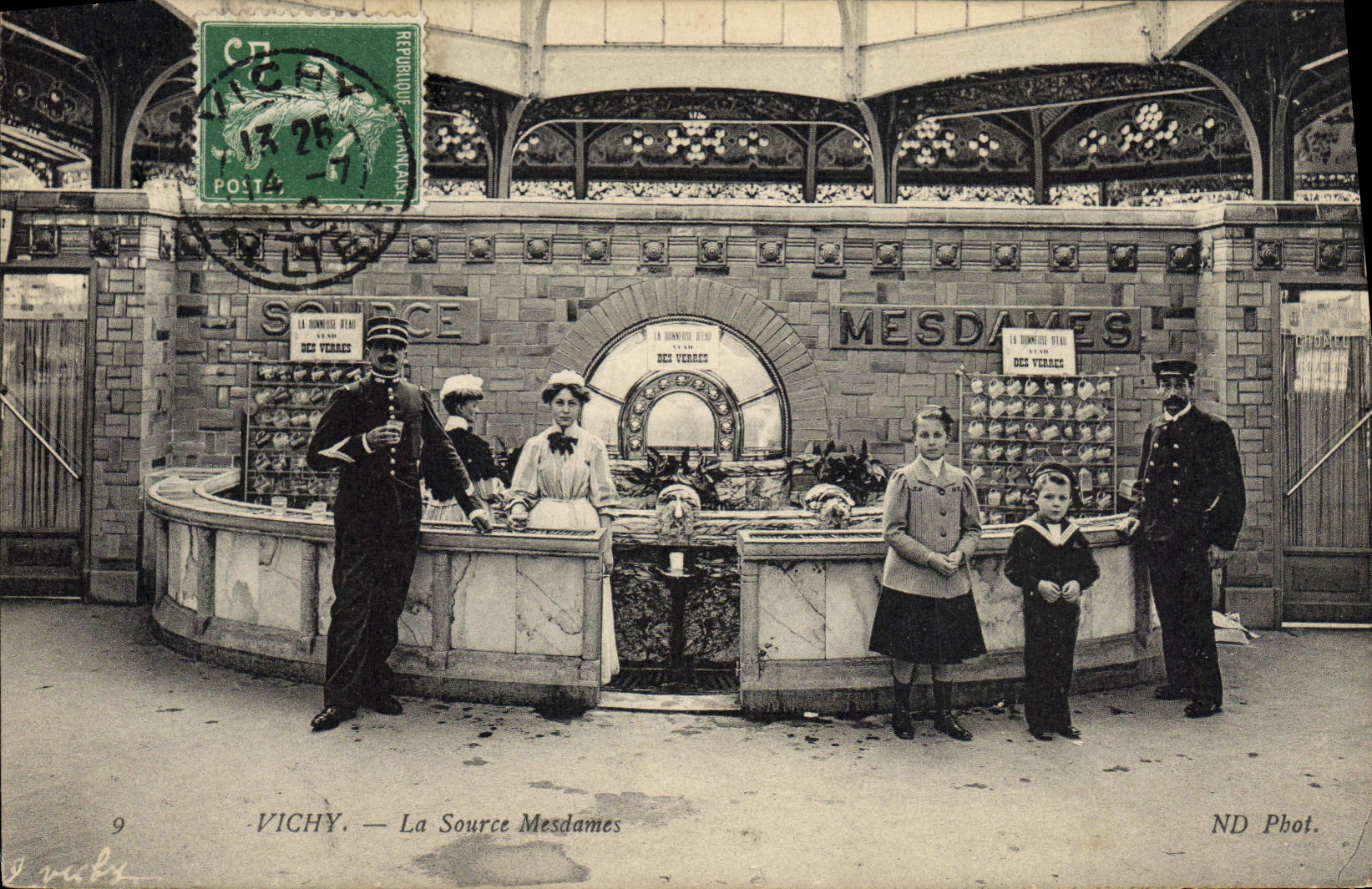 CPA Thermalisme Vichy La source Mesdames