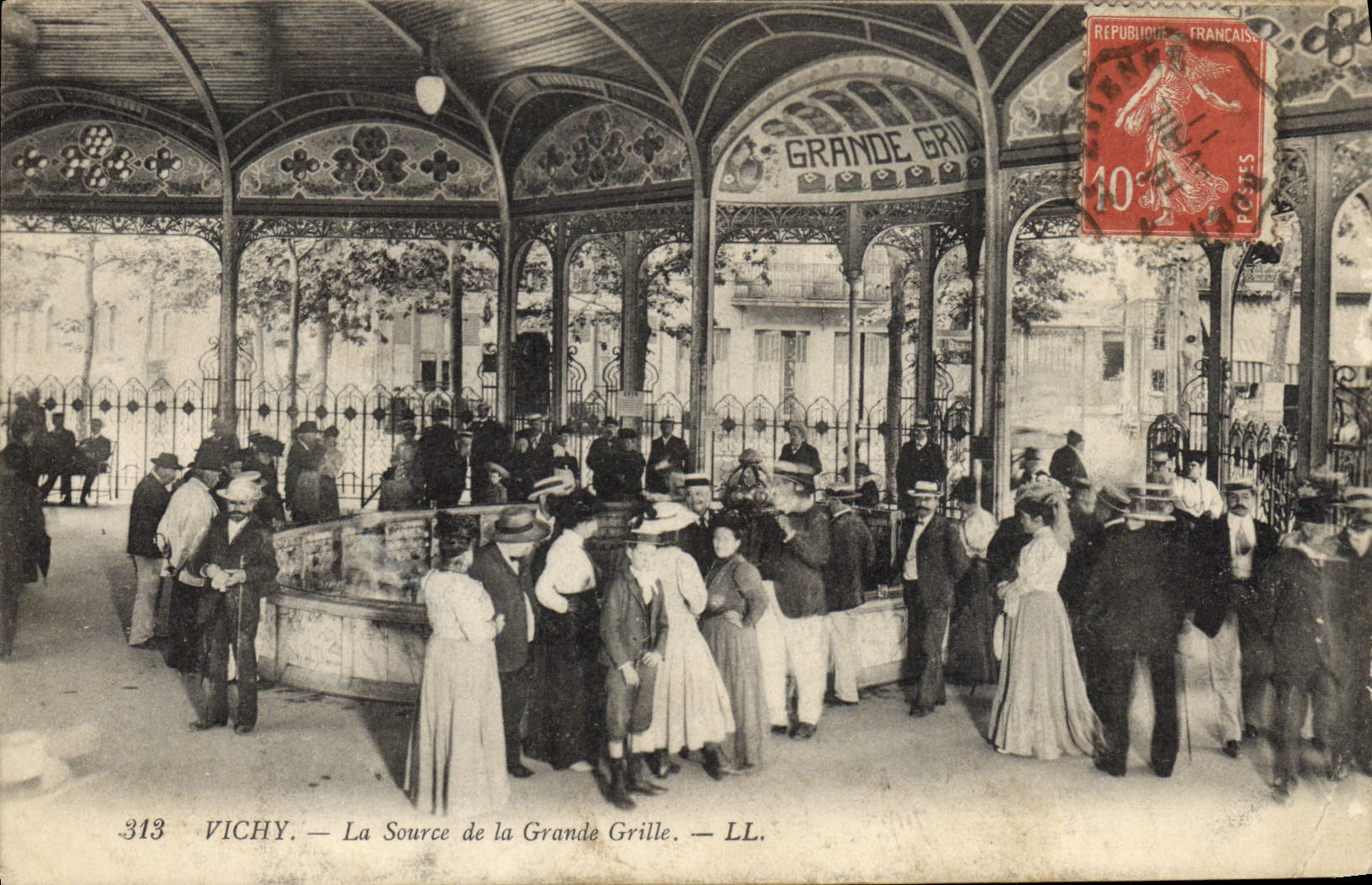 VINTAGE POSTCARD Vichy Hydrotherapy the source of the large grid