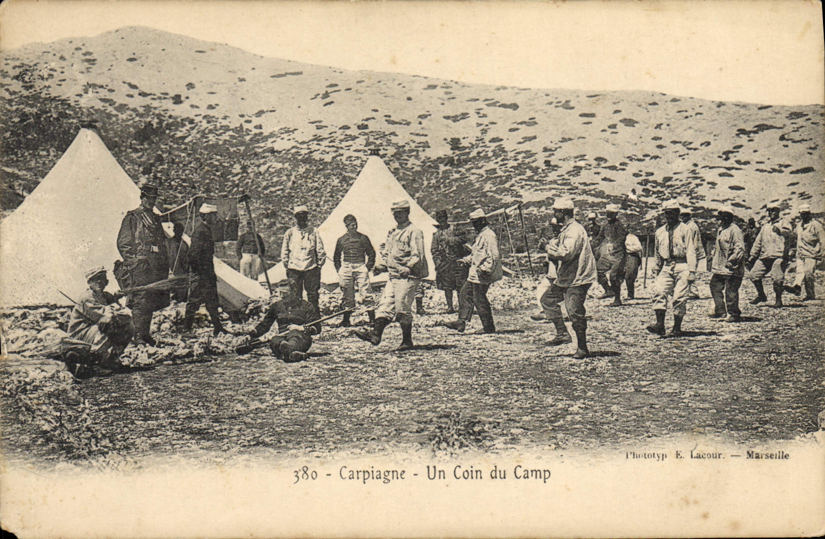 CPA Carpiagne Un coin du camp 