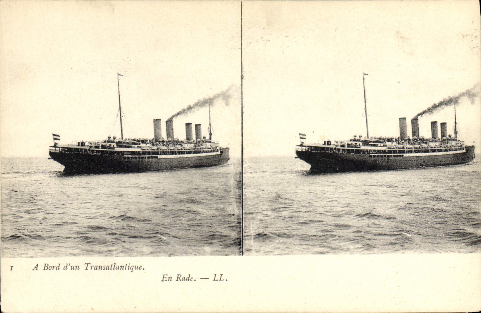 CPA Bateau Paquebot A bord d'un transatlantique En rade
