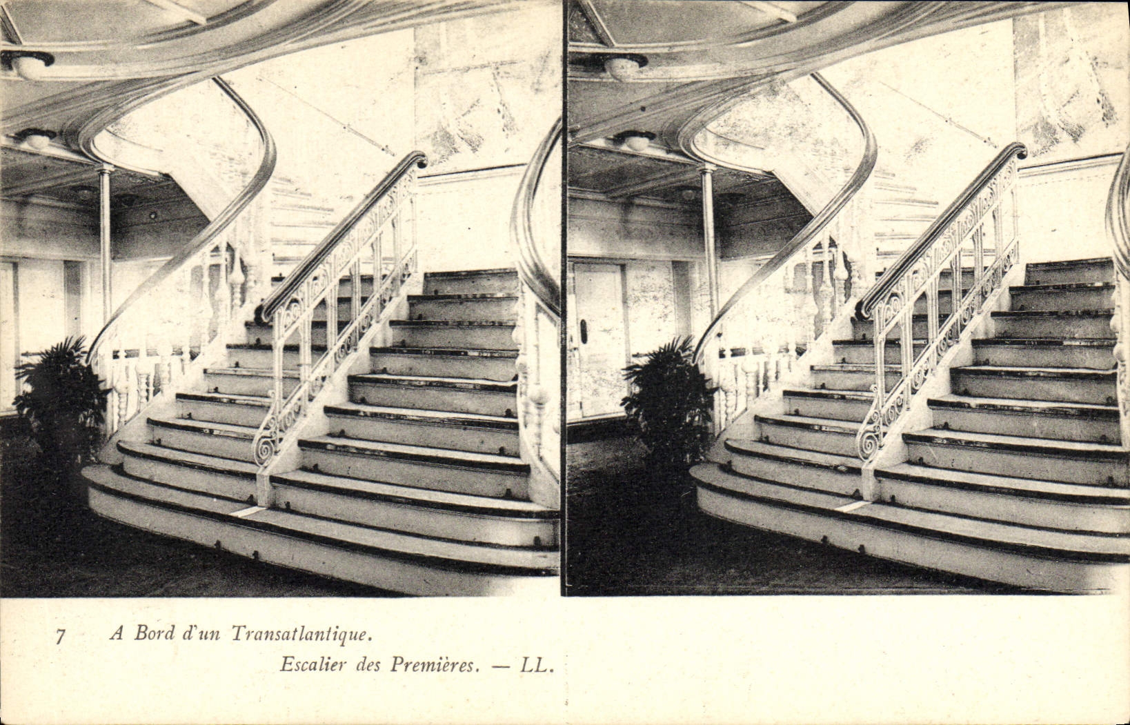 CPA Bateau Paquebot A bord d'un transatlantique Escalier des premieres