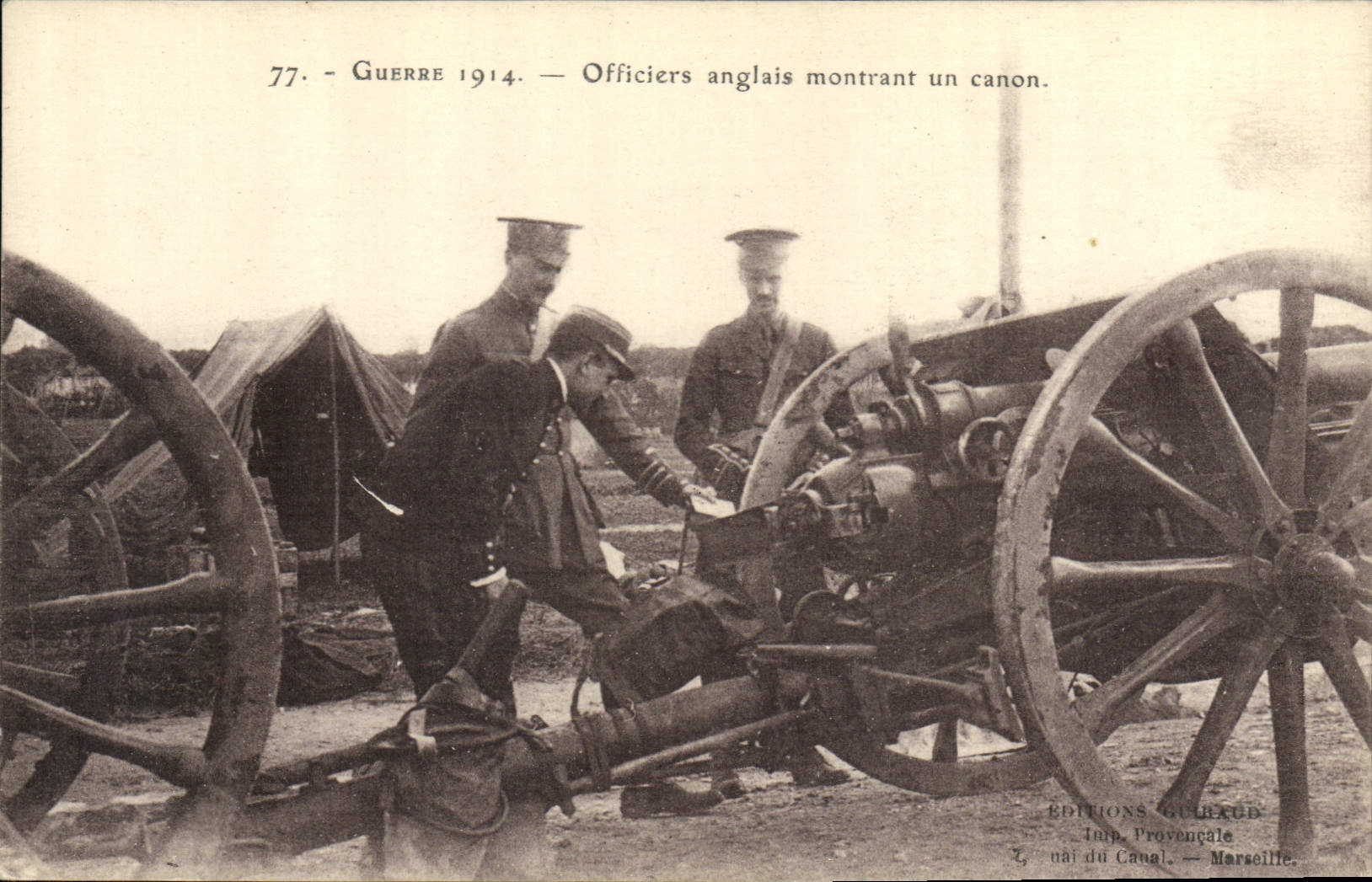 CPA Militaria Officiers anglais montrant un canon 
