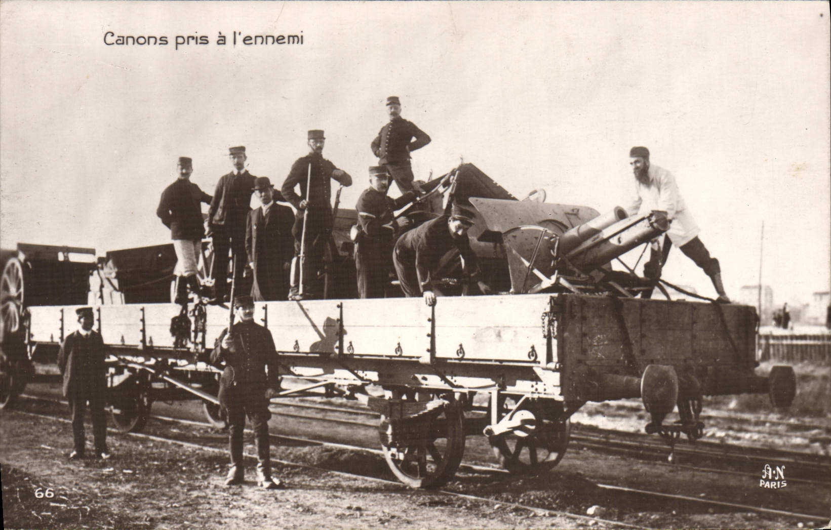 CPA Militaria Canons pris a l'ennemi
