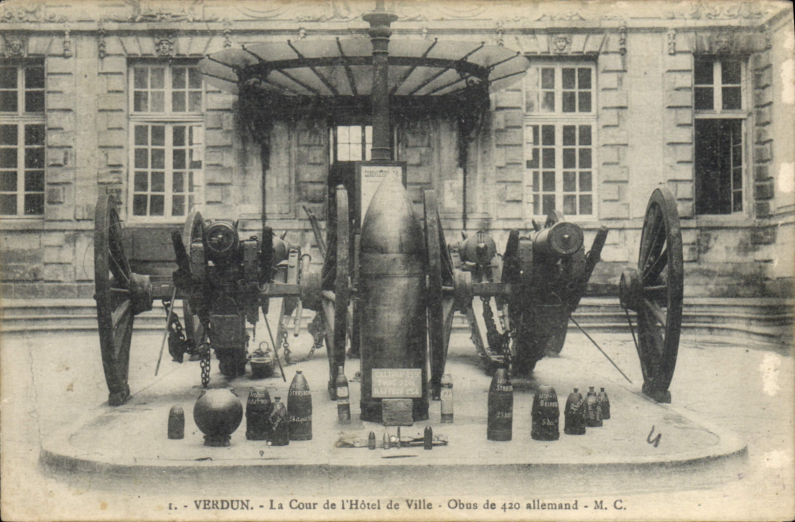 CPA Militaria Verdun La cour de l'hotel de ville Obus de 420 allemand