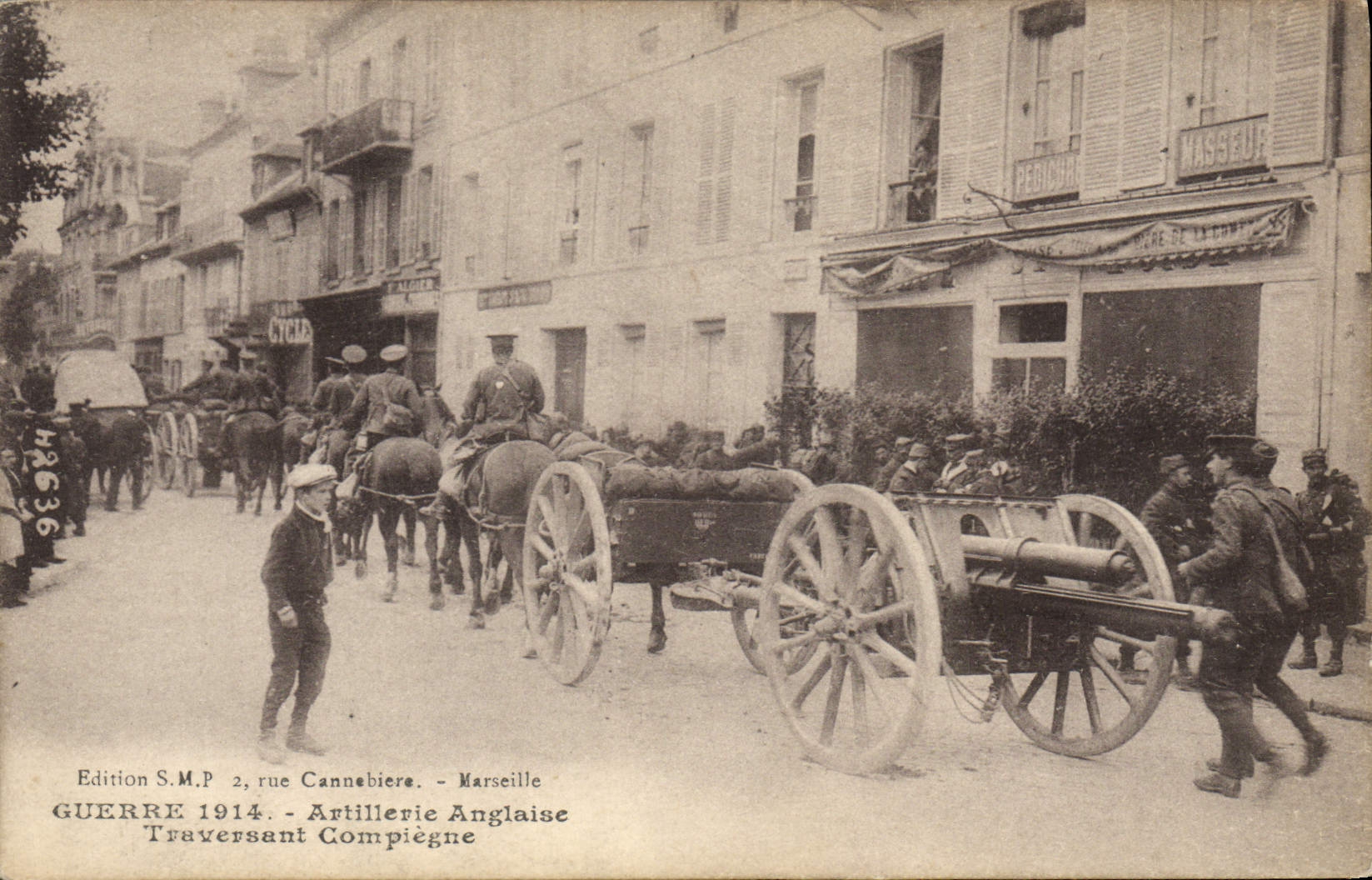 CPA Militaria Artillerie anglaise Traversant Compiegne