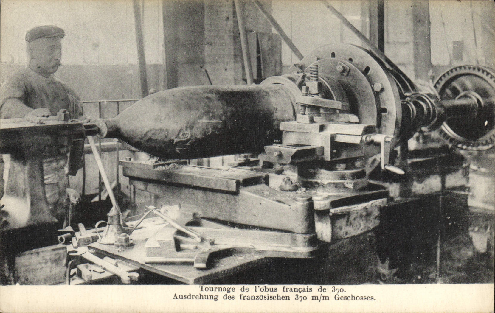 CPA Militaria Tournage de l'obus francais de 370