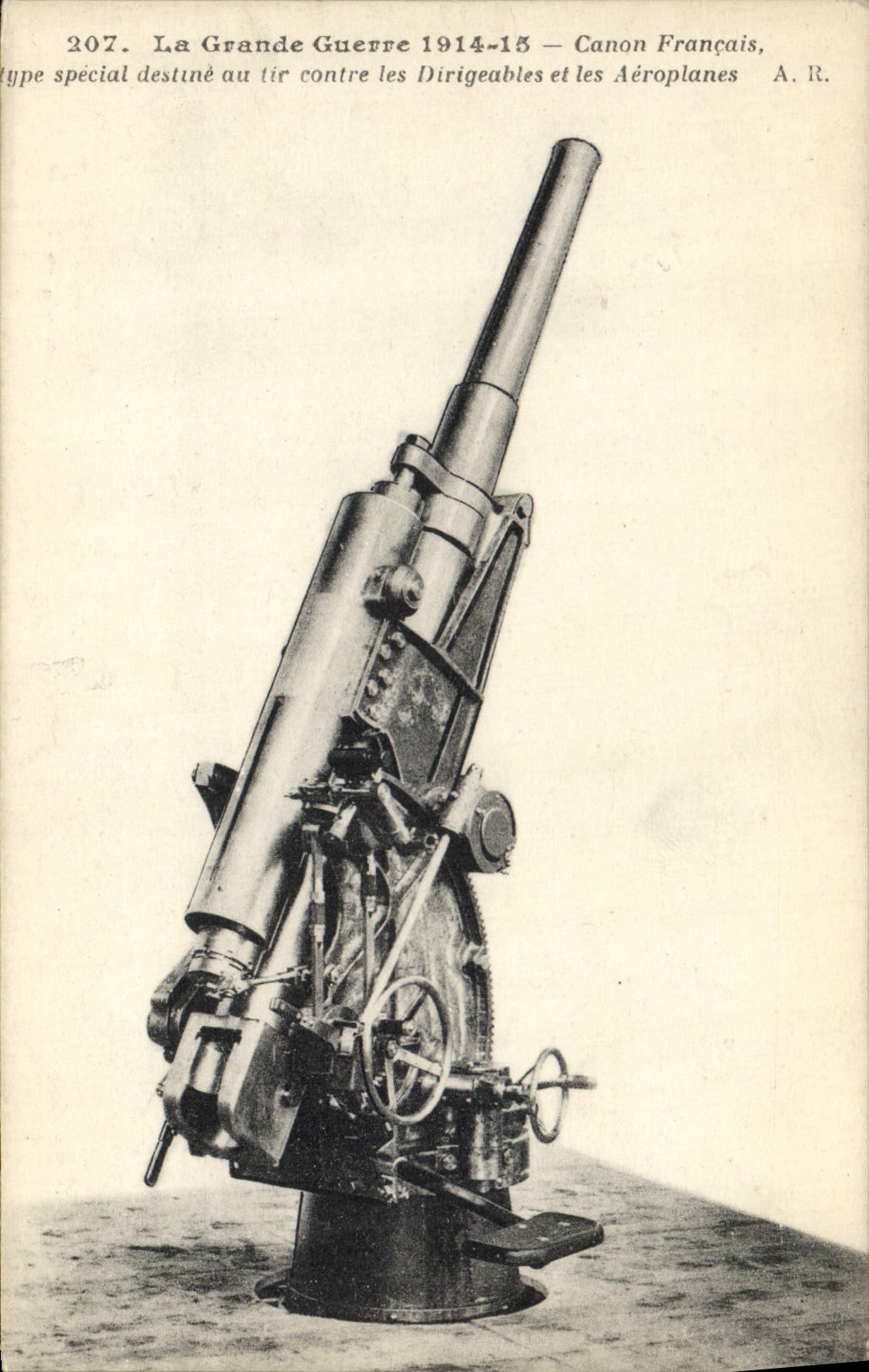 El tipo francés special de Militaria Canon de la POSTAL de la VENDIMIA piensa para el shooting contra los dirigibles y los aeroplanos