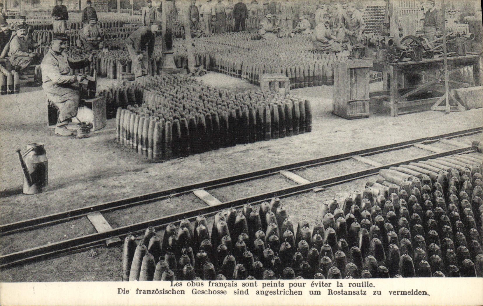 CPA Militaria Les obus francais sont peints pour eviter la rouille 