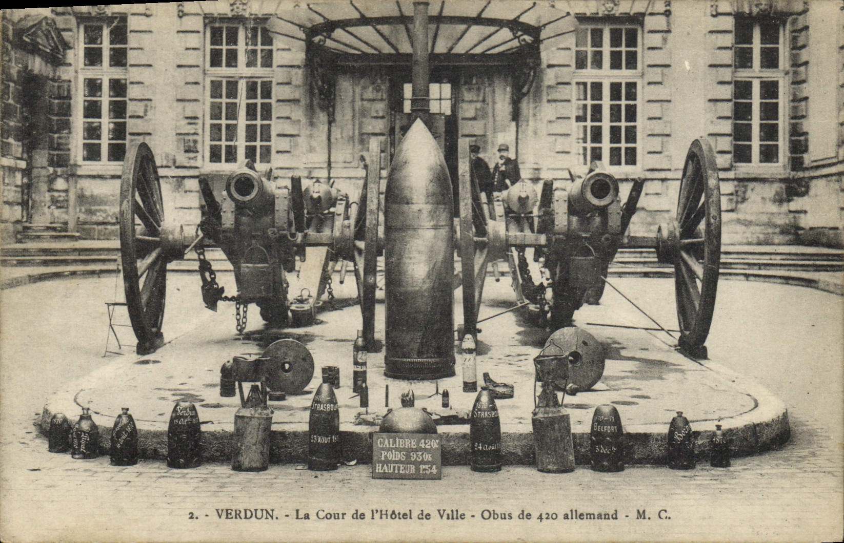 CPA Militaria Verdun La cour de l'hotel de ville Obus de 420 allemand