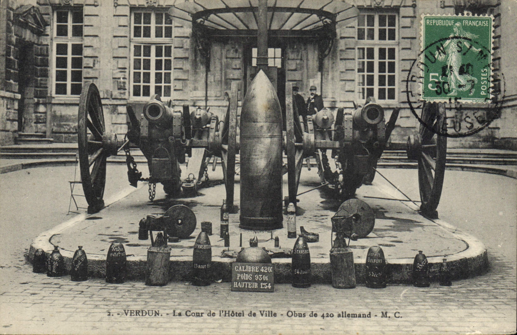 CPA Militaria Verdun La cour de l'hotel de ville Obus de 420 allemand