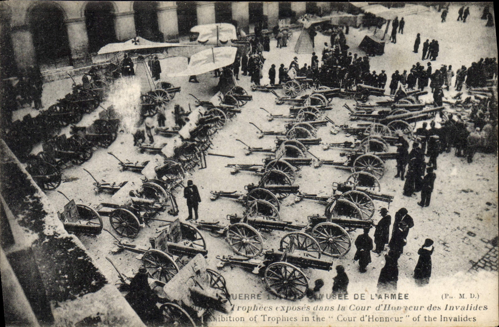 POSTAL Militaria París Musee de la VENDIMIA de la exposición del ejército de Trophees en el patio principal del Invalids