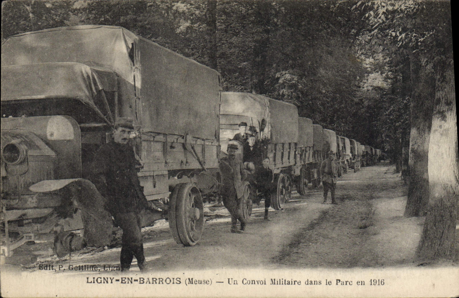 VINTAGE POSTCARD Militaria Ligny in Barrois a military convoy in the park in 1916