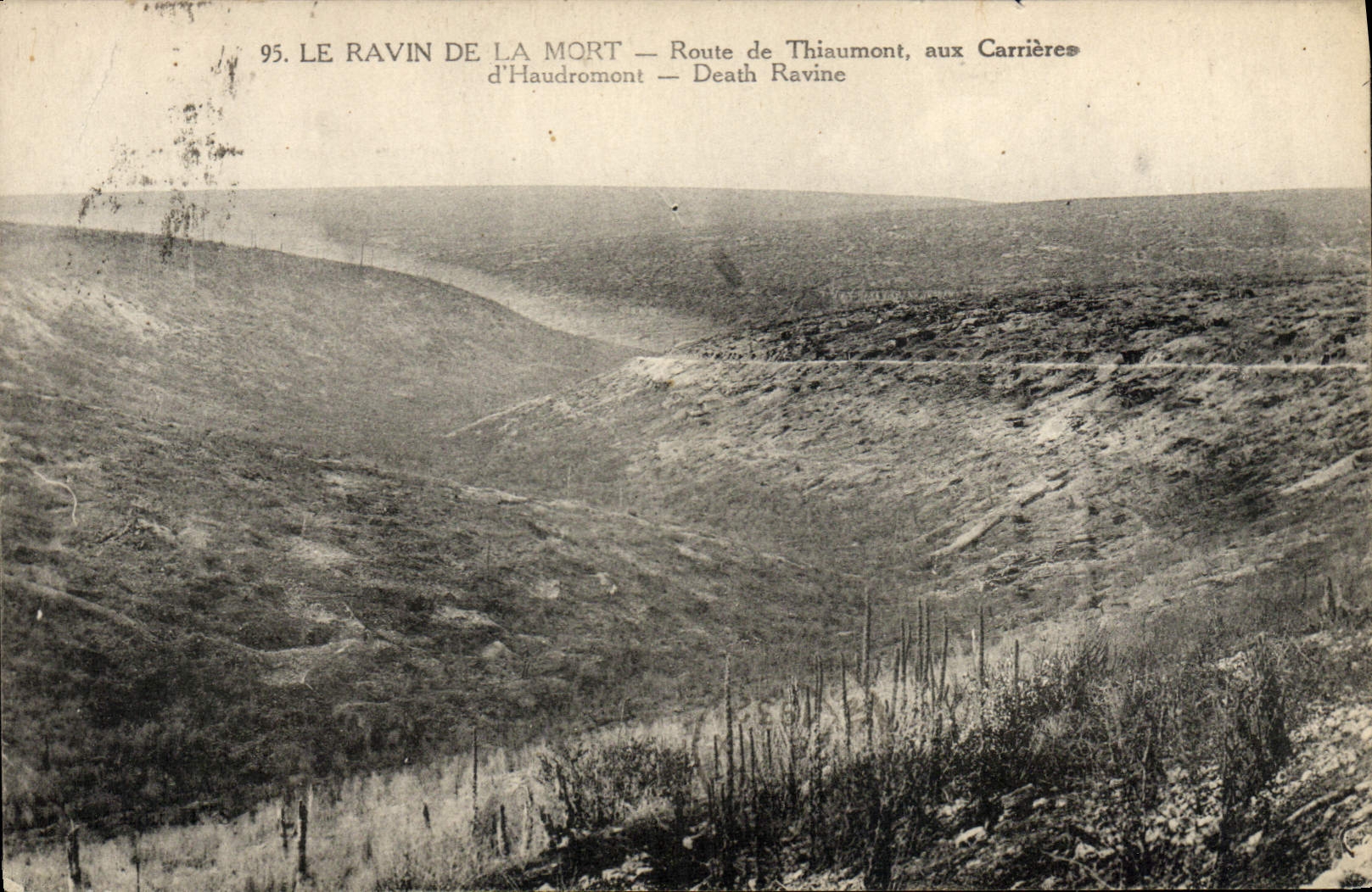 CPA Militaria le ravin de la mort Route de Thiaumont aux carrieres d'Haudromont 