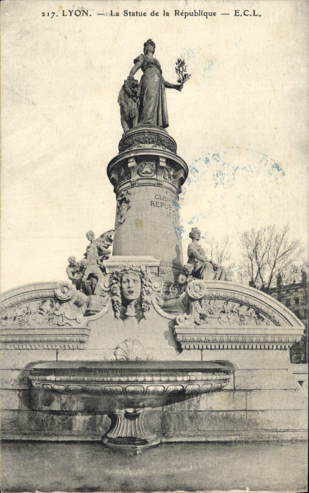 CPA Lyon La Statue De La Republique