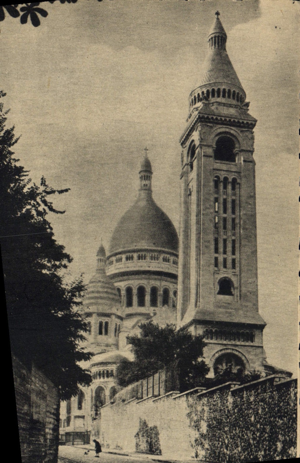 CPA Paris La Basilique Du Sacre Coeur et la rue de la Bonne