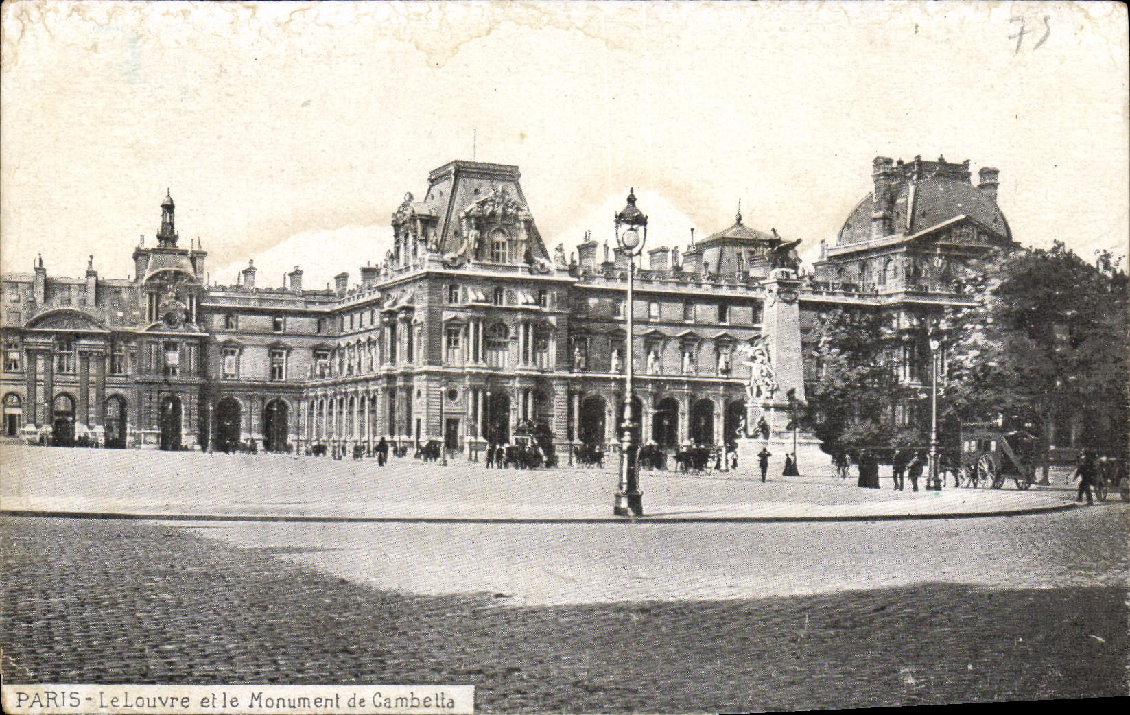 CPA Paris Le Louvre et le monument de Gambetta