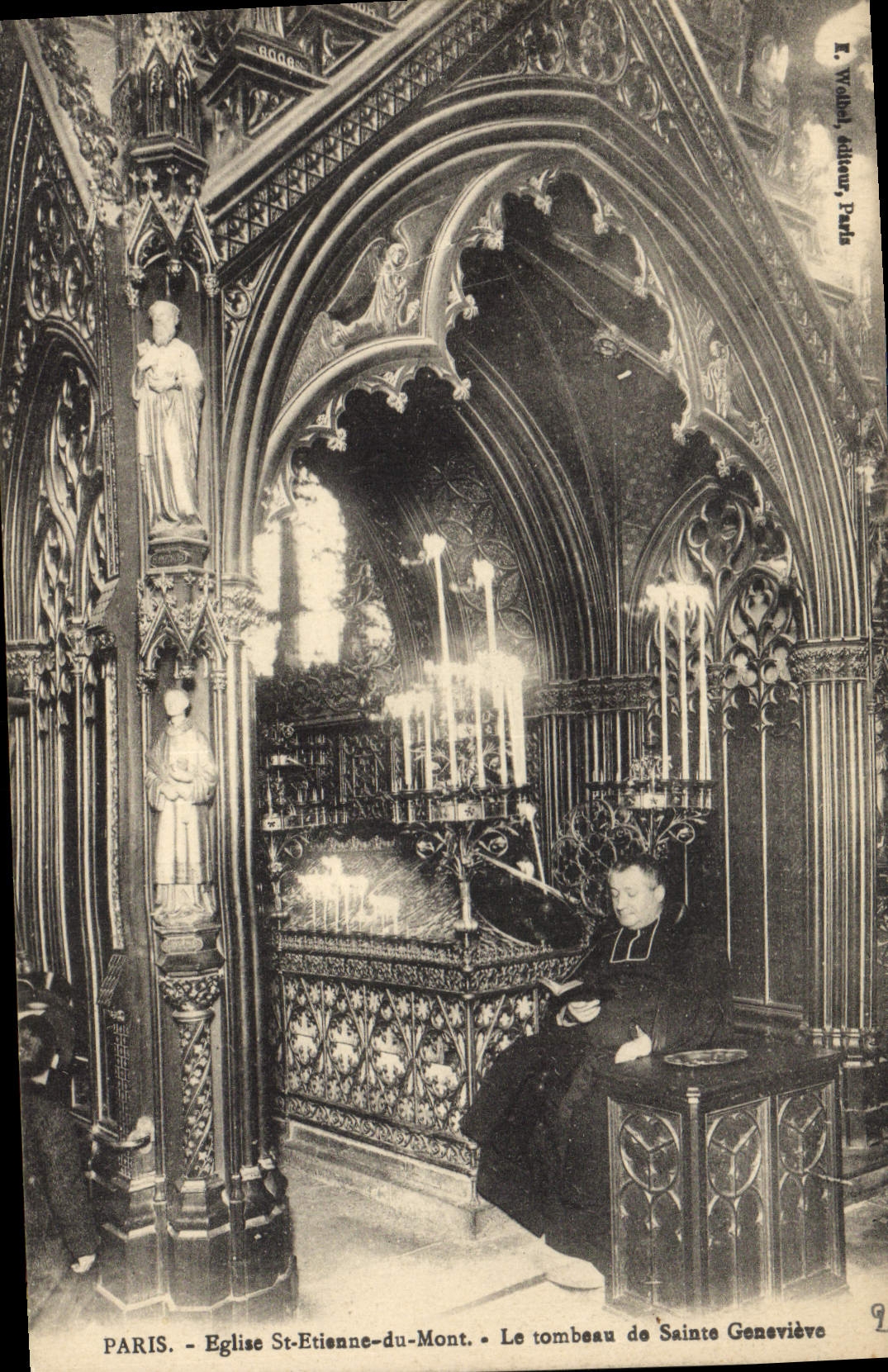 CPA Paris Eglise St Etienne du Mont Le tombeau de Sainte Genevieve