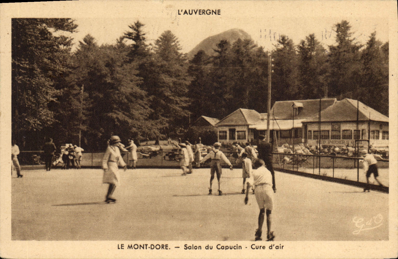CPA Le Mont Dore Salon du Capucin Patins a roulettes