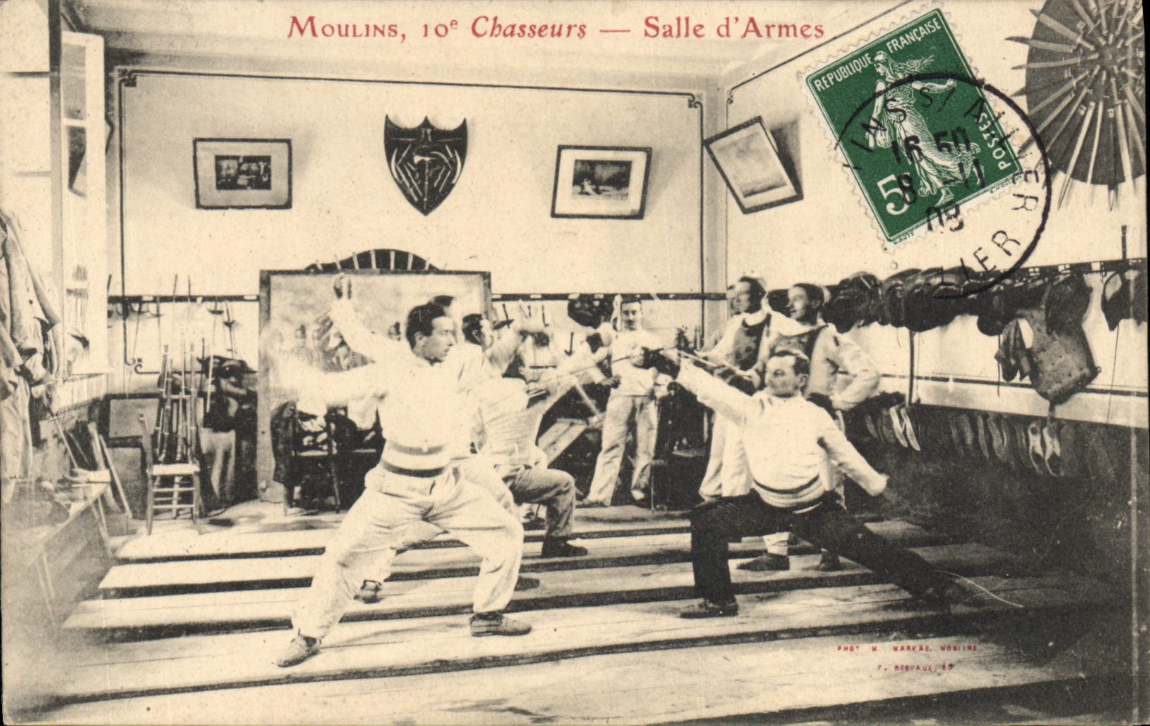 CPA Escrime Mouins 10eme Chasseurs Salle d'armes Militaria