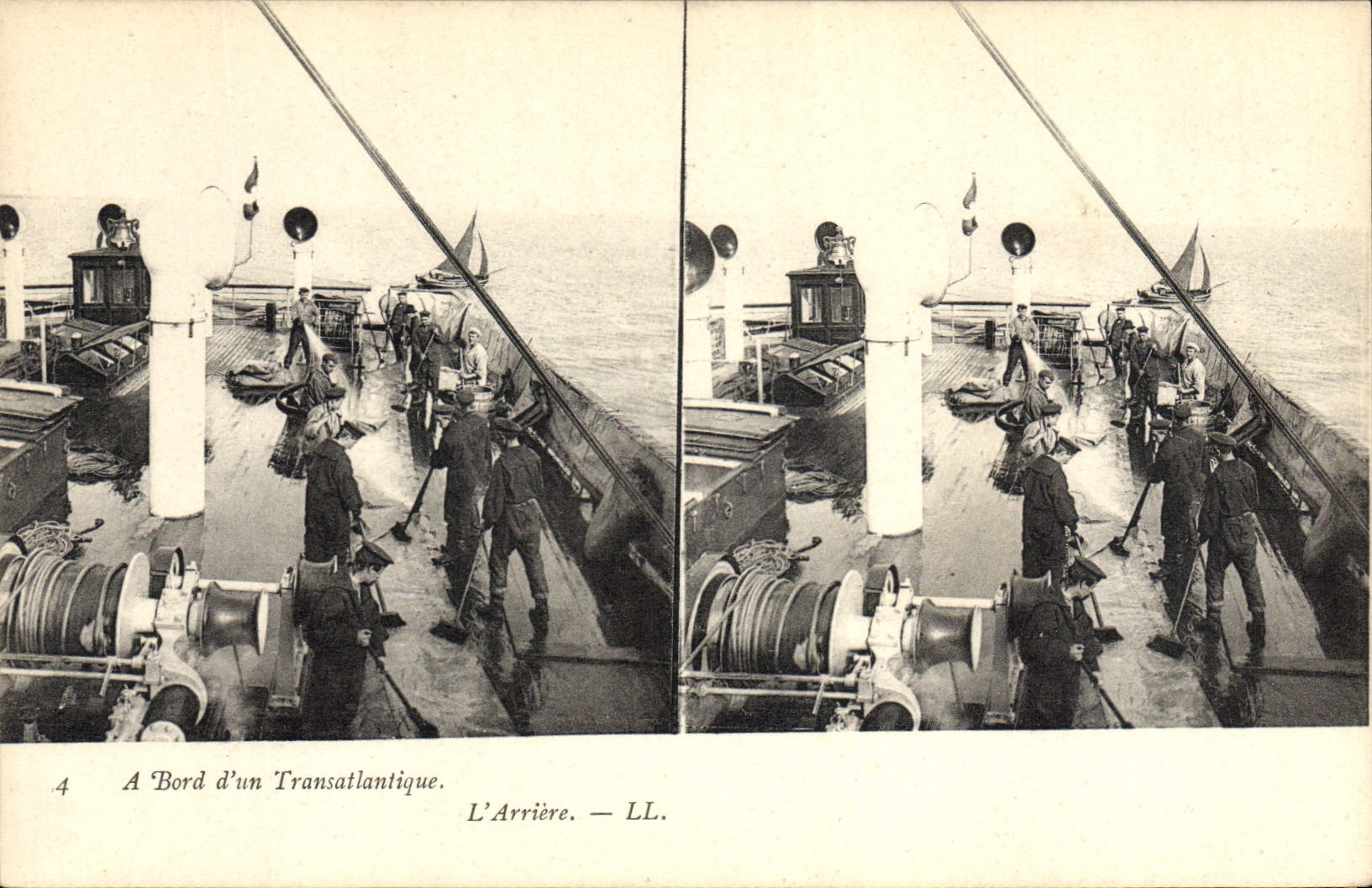 CPA Bateau Paquebot A bord d'un transatlantique L'arriere