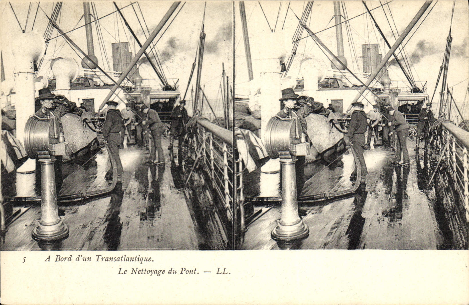 CPA Bateau Paquebot A bord d'un transatlantique Le nettoyage du pont
