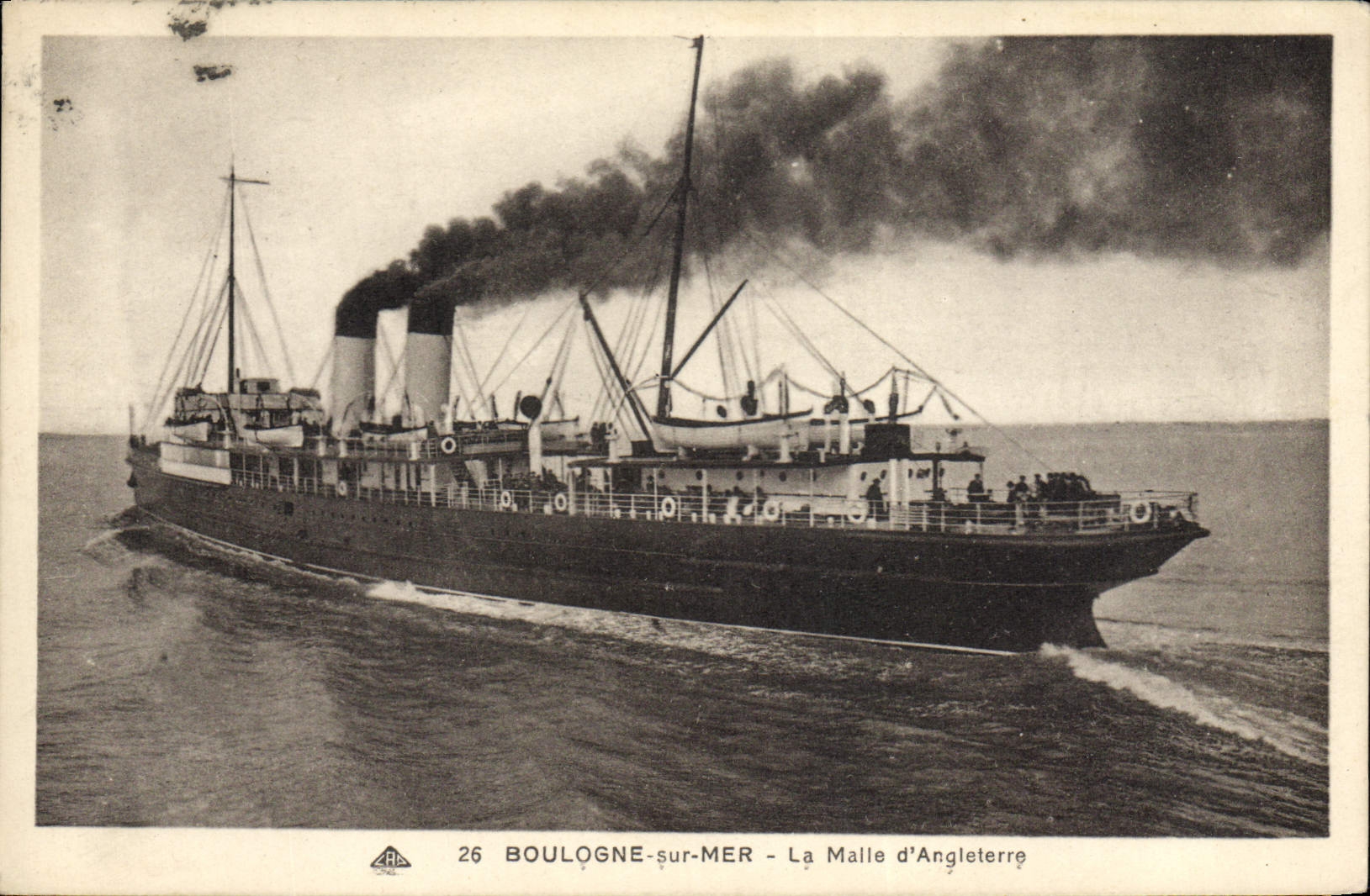VINTAGE POSTCARD Boat Steamer the trunk of England Boulogne on Sea