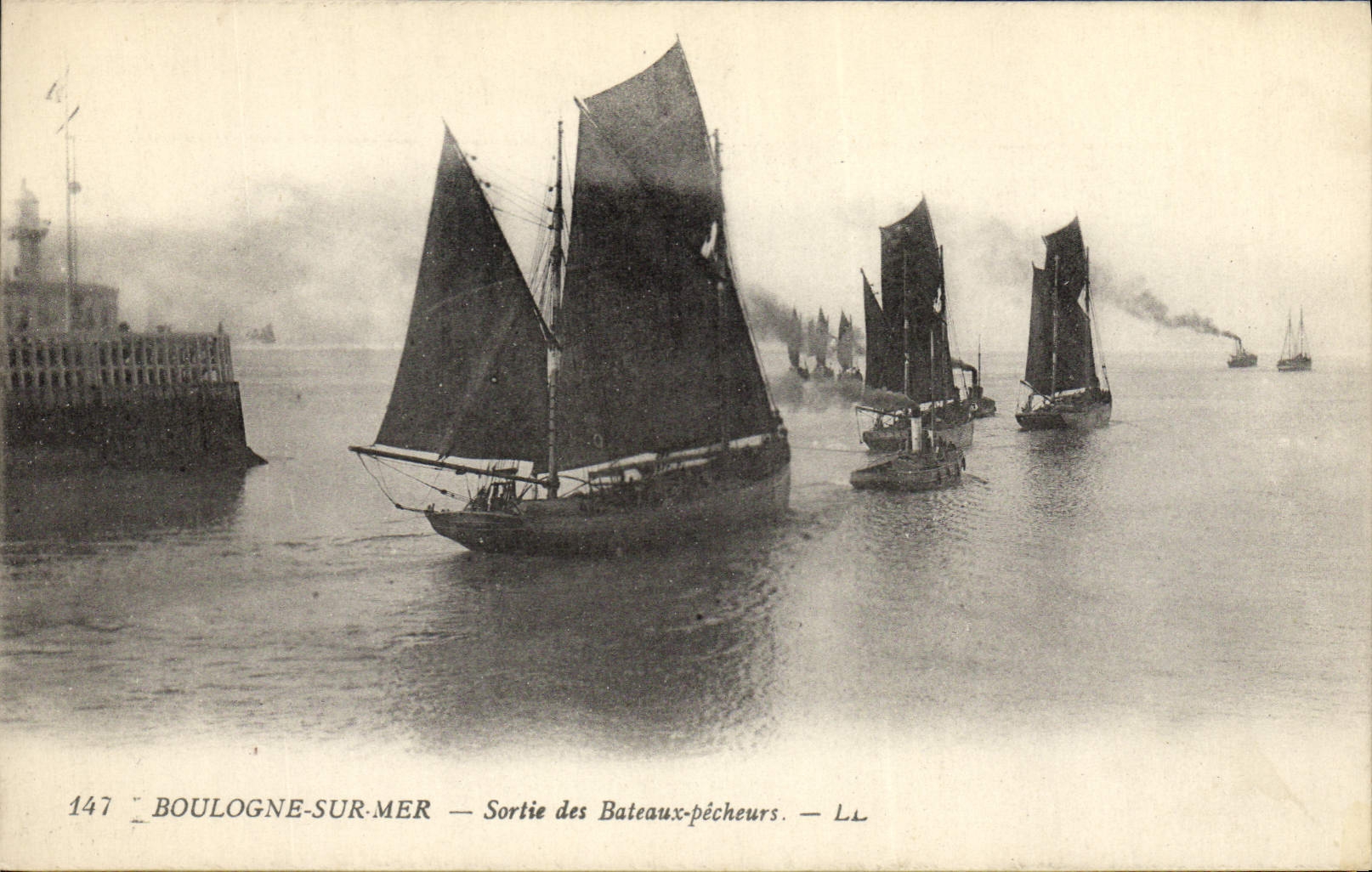 VINTAGE POSTCARD Boulogne Boat on Sea Left the sinning boats