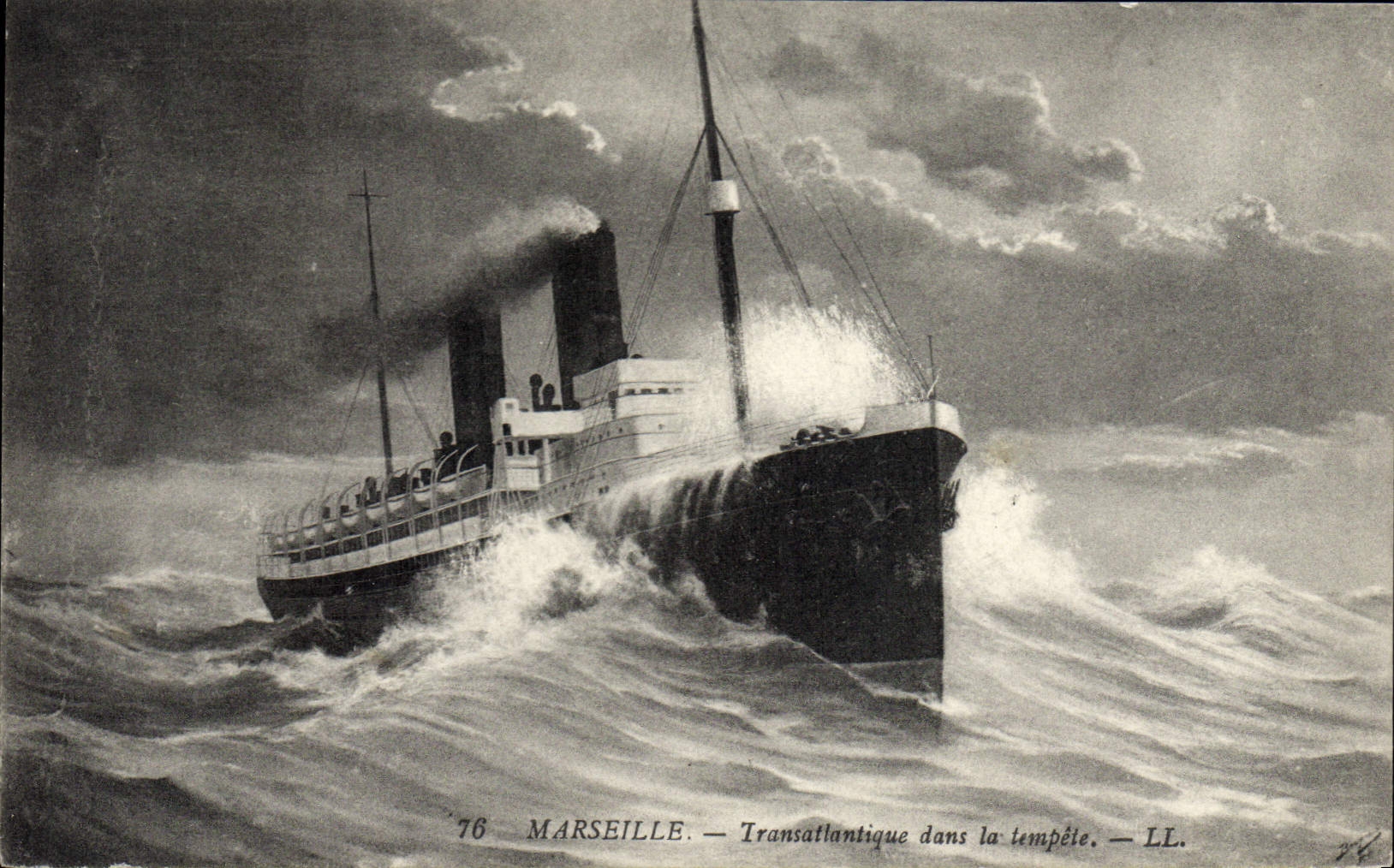 CPA Bateau Paquebot Transatlantique dans la tempete 