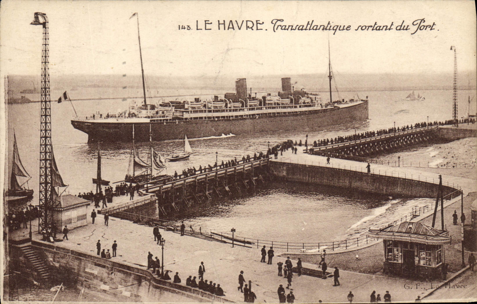 VINTAGE POSTCARD Boat Steamer outgoing Transatlantic Le Havre of the port