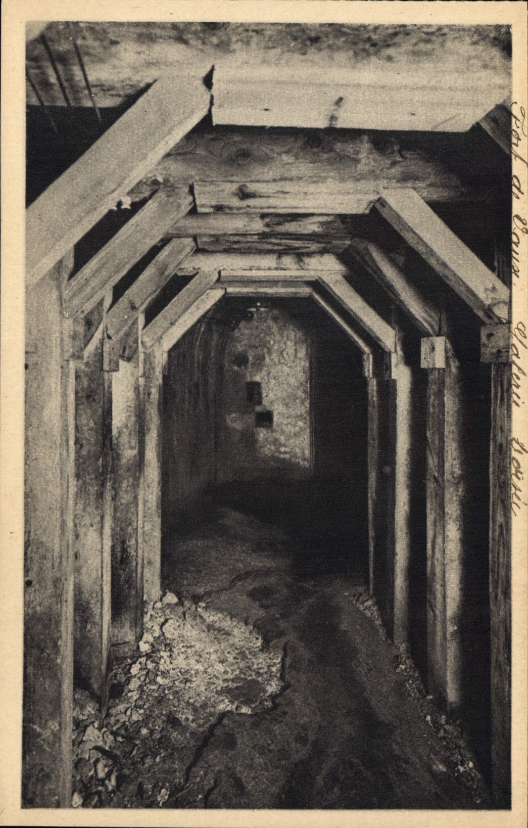 Galería enselvada de Militaria de la POSTAL de la VENDIMIA de fort de Vaux en la parte inferior un bafle para machine-gun