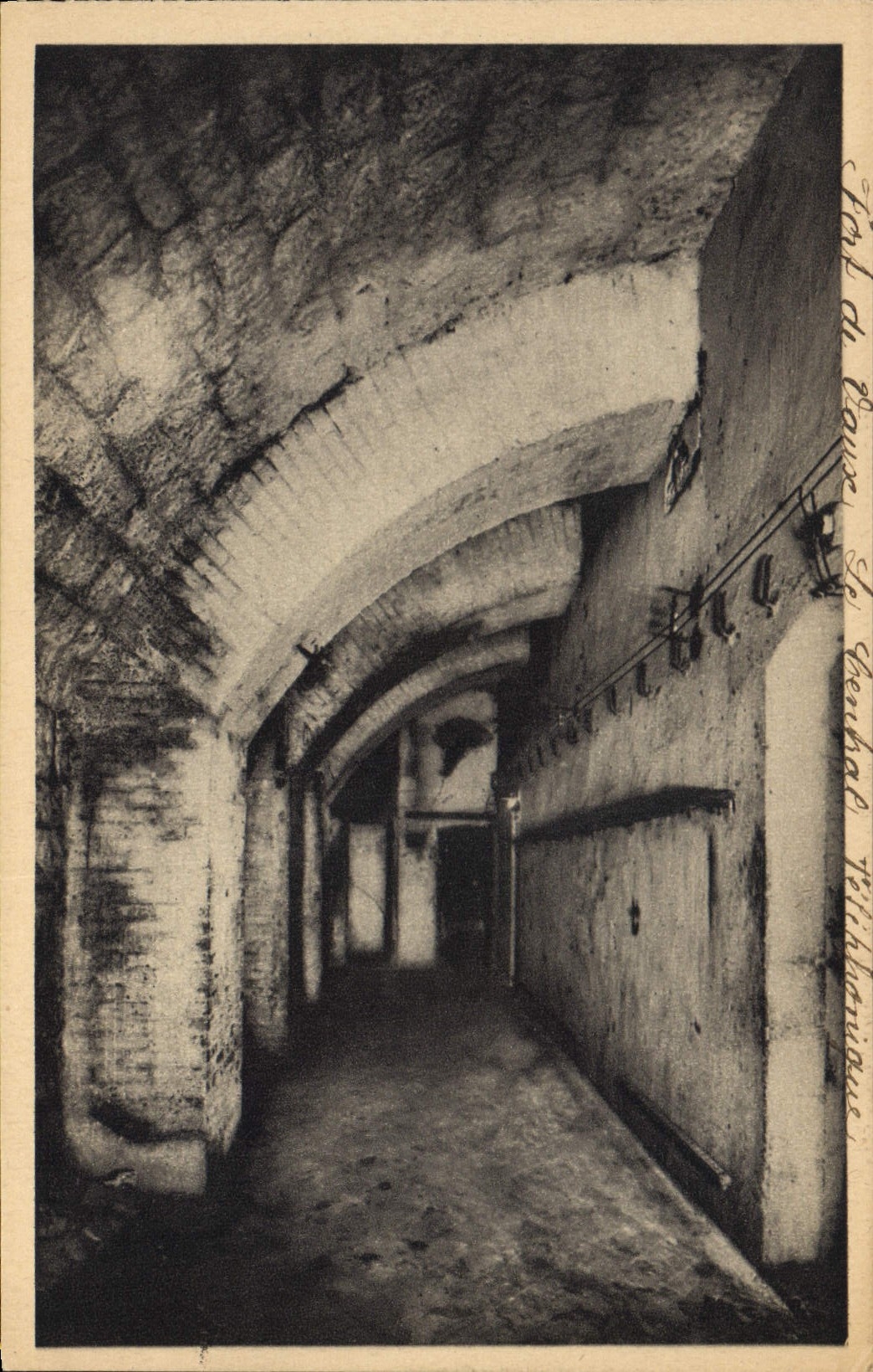 CPA Militaria Fort De Vaux Le Central Telephonique et le pigeonnier