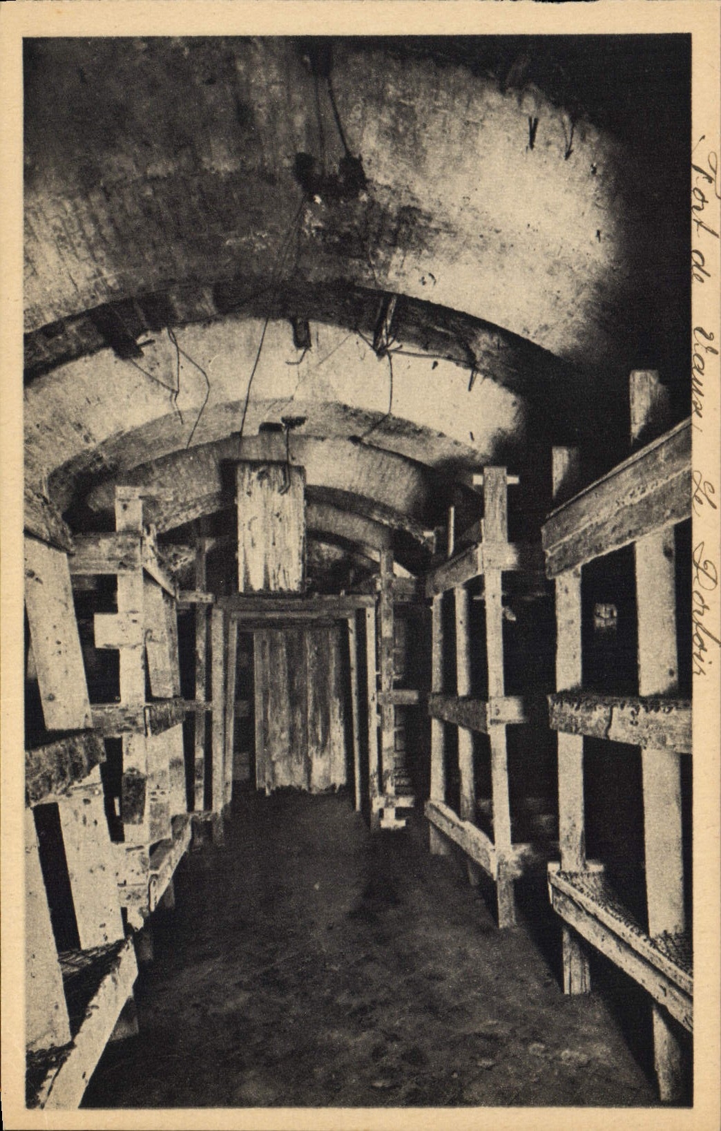 POSTAL Militaria de la VENDIMIA fort de Vaux el dormitorio